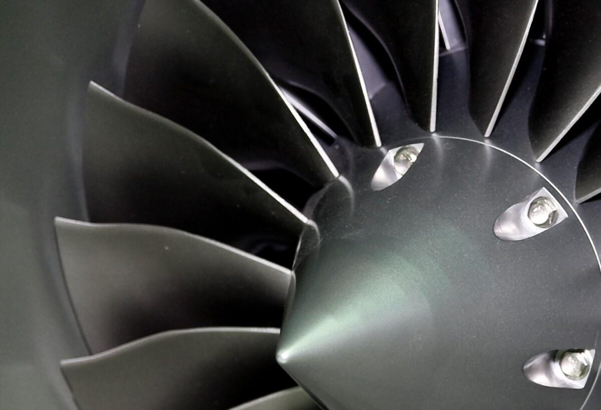 Jet engine fan